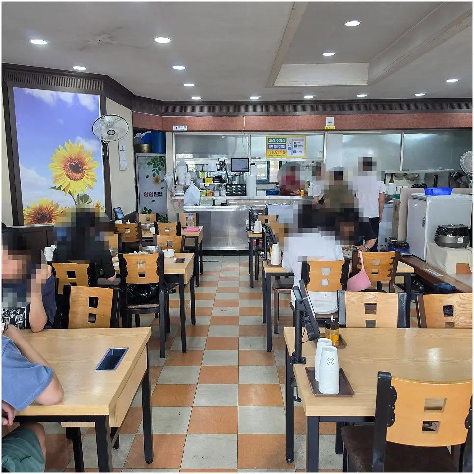 삼삼밀면 본점 넓은 실내 좌석