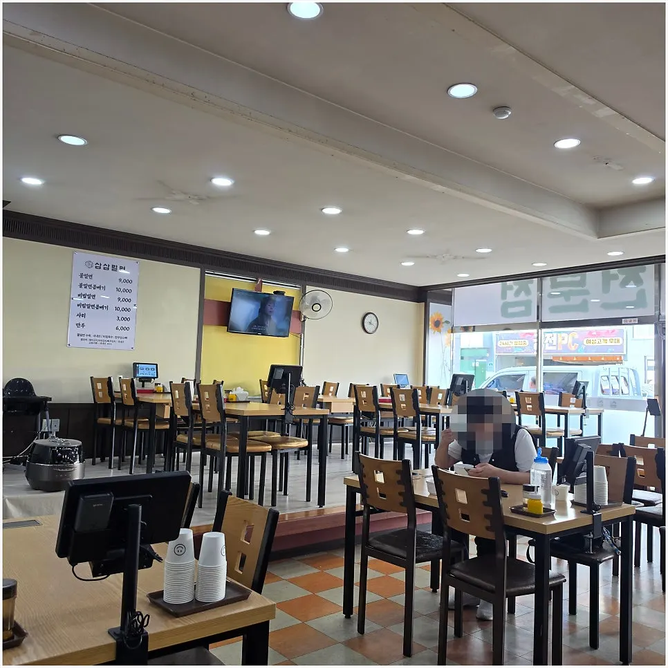 테이블 간격이 넓은 삼삼밀면 홀 내부