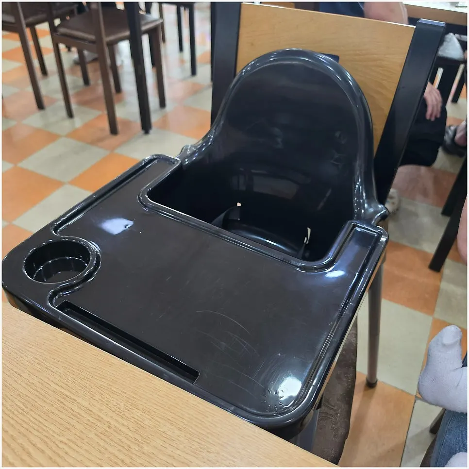 의자 위에 올려 세팅한 유아의자