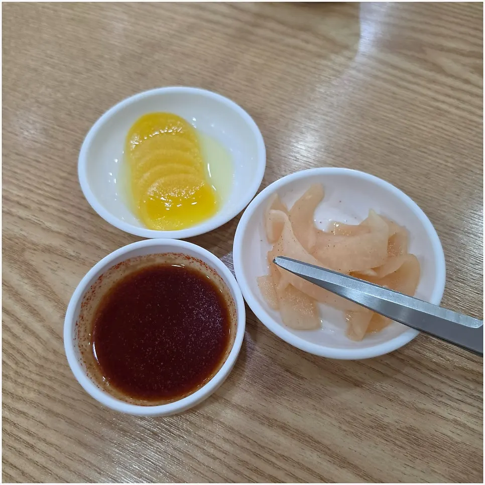 삼삼밀면 기본 반찬 상차림