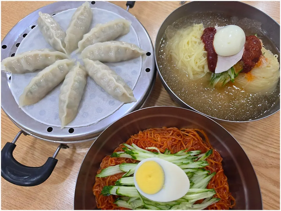 따뜻한 육수와 기본 반찬이 놓인 테이블