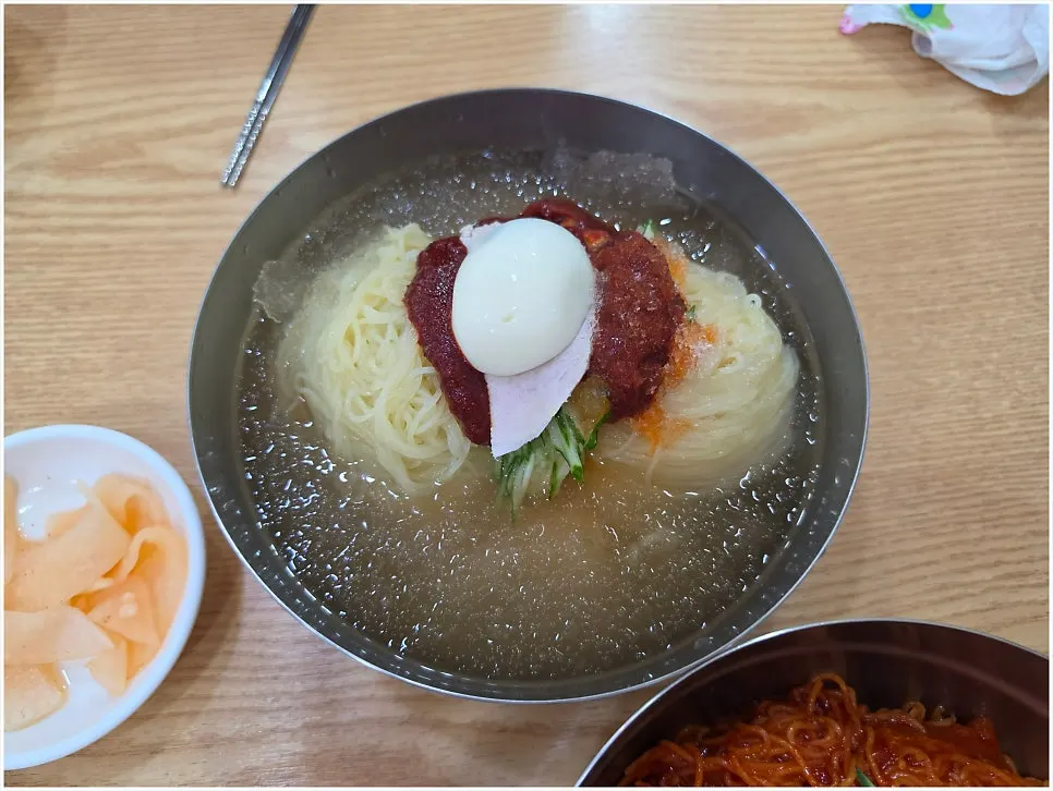 빠르게 차려진 밀면과 만두 한 상