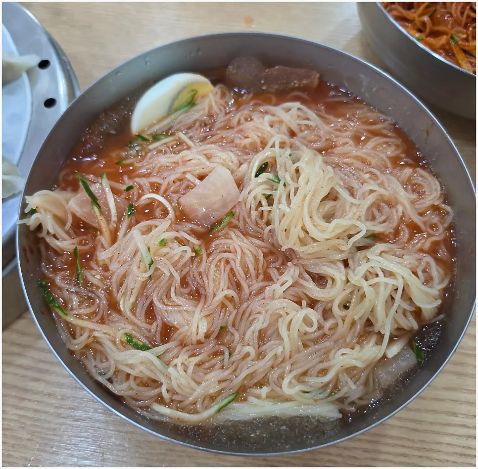 식초와 겨자를 넣은 물밀면 면발