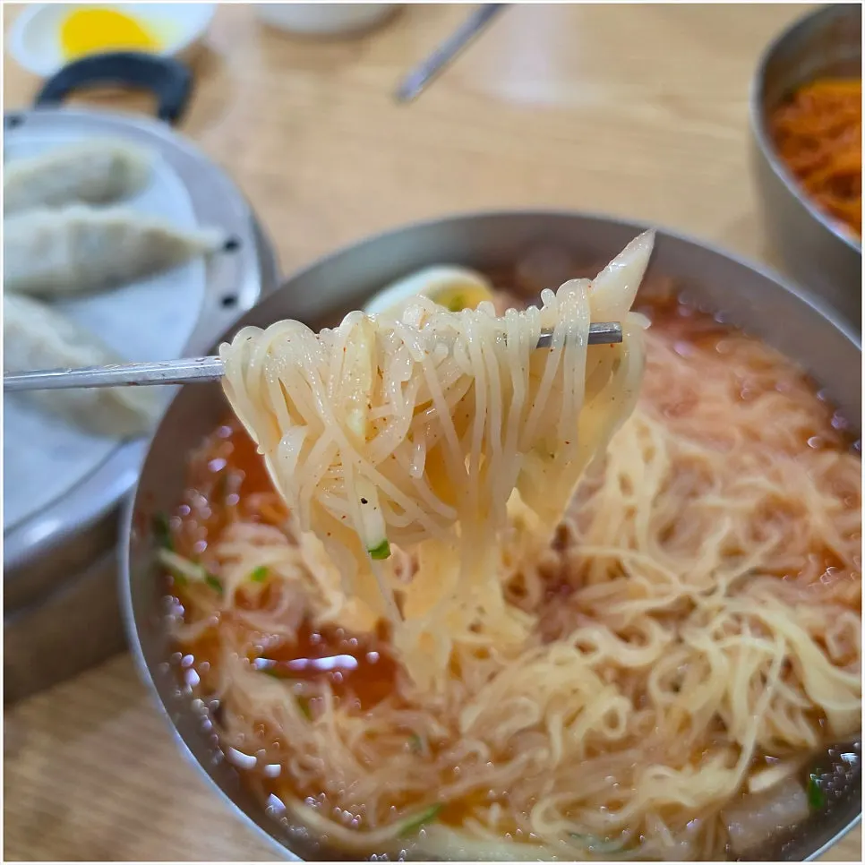 가위로 자른 뒤 비빈 밀면