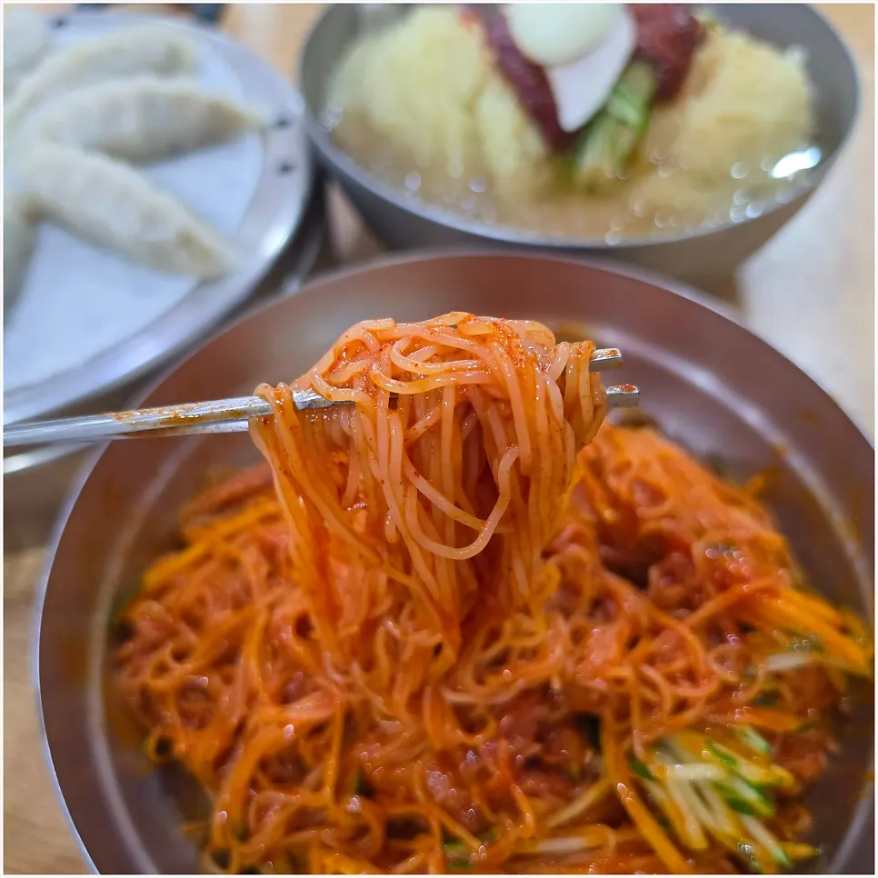 회가 올라간 비빔밀면 면발