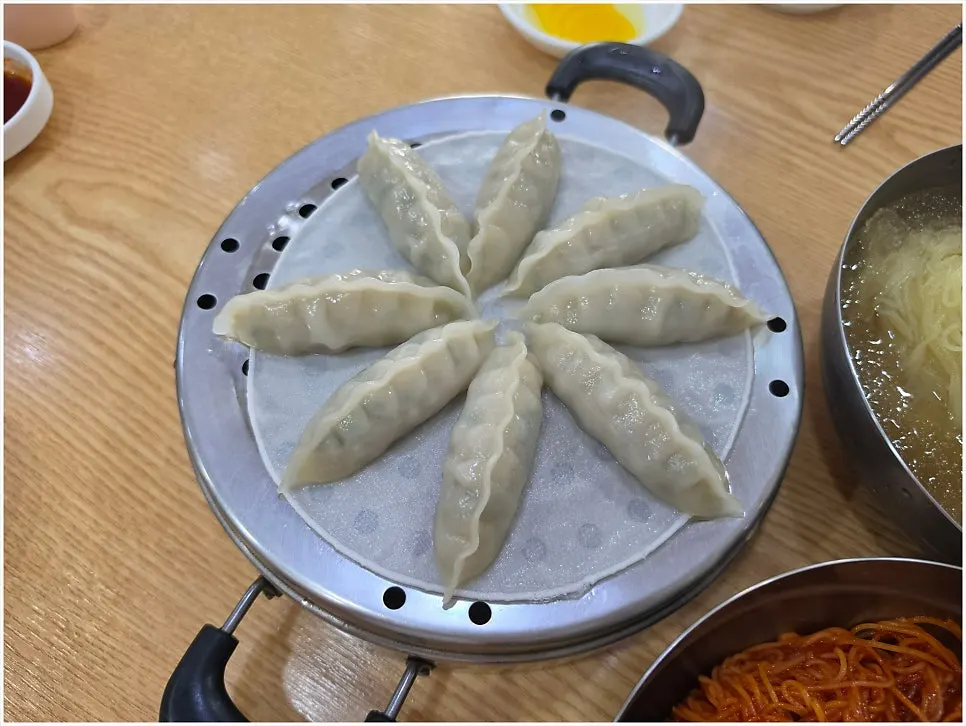 비빔밀면과 함께 먹은 한 끼 상차림
