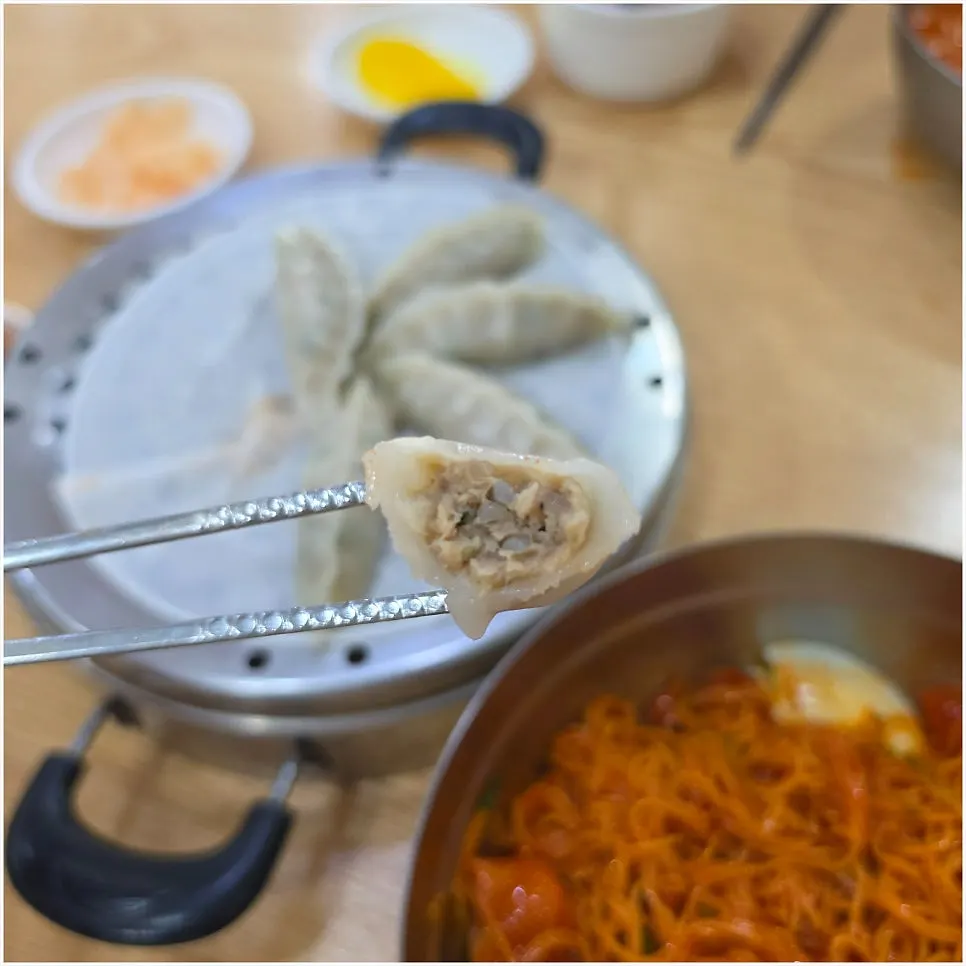 만두피가 얇고 쫀득한 만두 단면