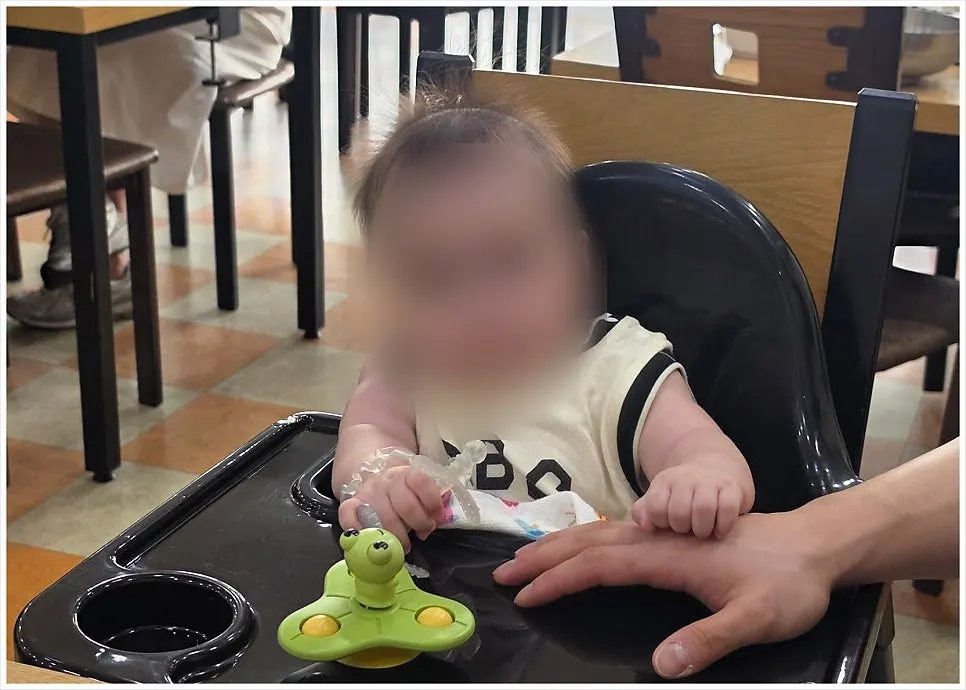밀면집에서 분유 먹는 아기