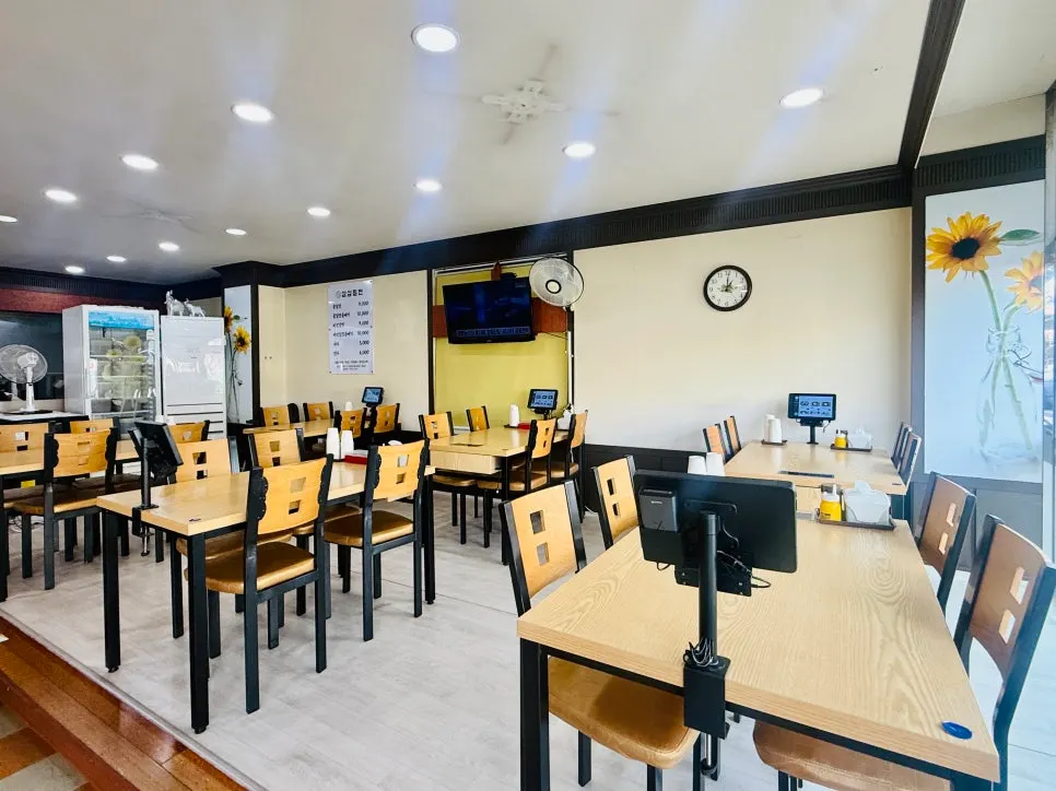 Clean dining area at Samsam Milmyeon Main Branch