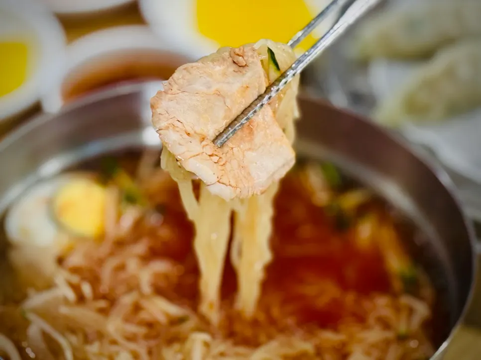 Mul milmyeon noodles loosened with chopsticks
