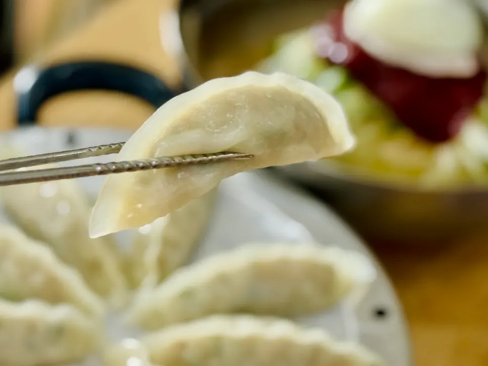 Combination of mild dumplings and cool noodles
