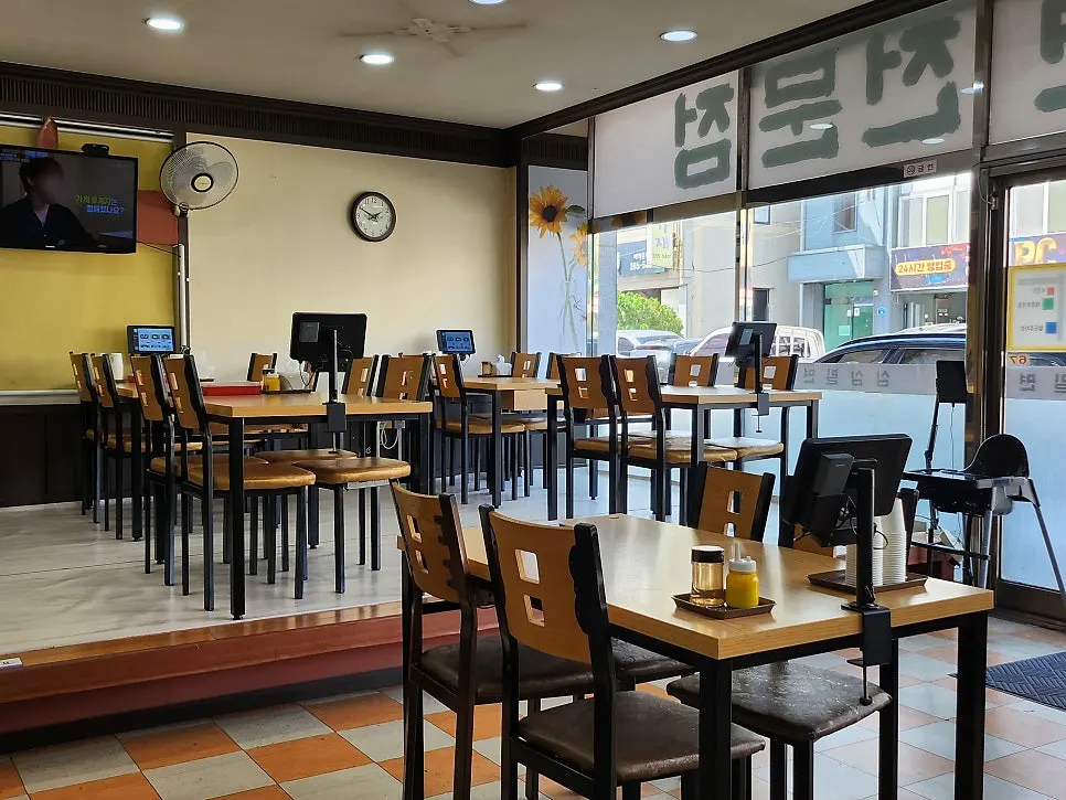 Spacious tables at Samsam Milmyeon Main Branch