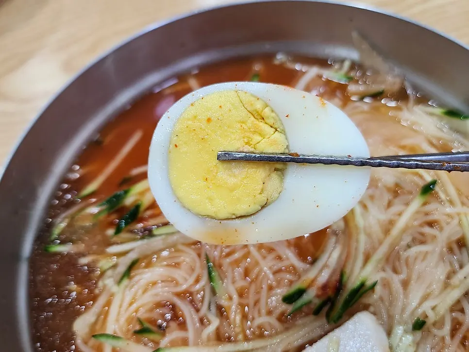 Egg and beef toppings on water milmyeon