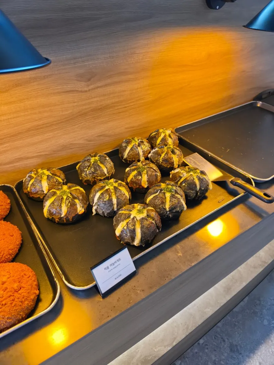 소금빵과 마늘빵이 진열된 베이커리 매대