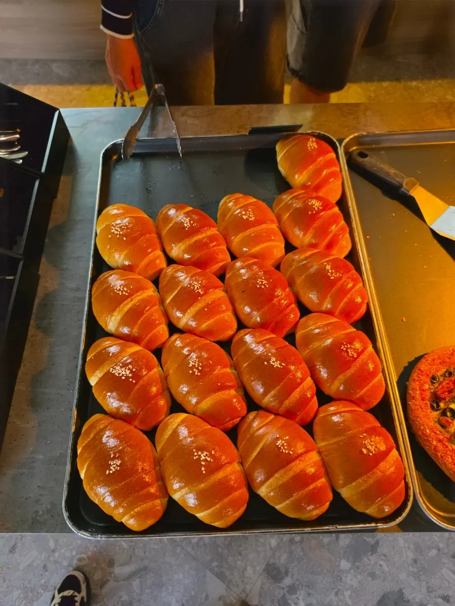 고른 빵을 담은 쟁반