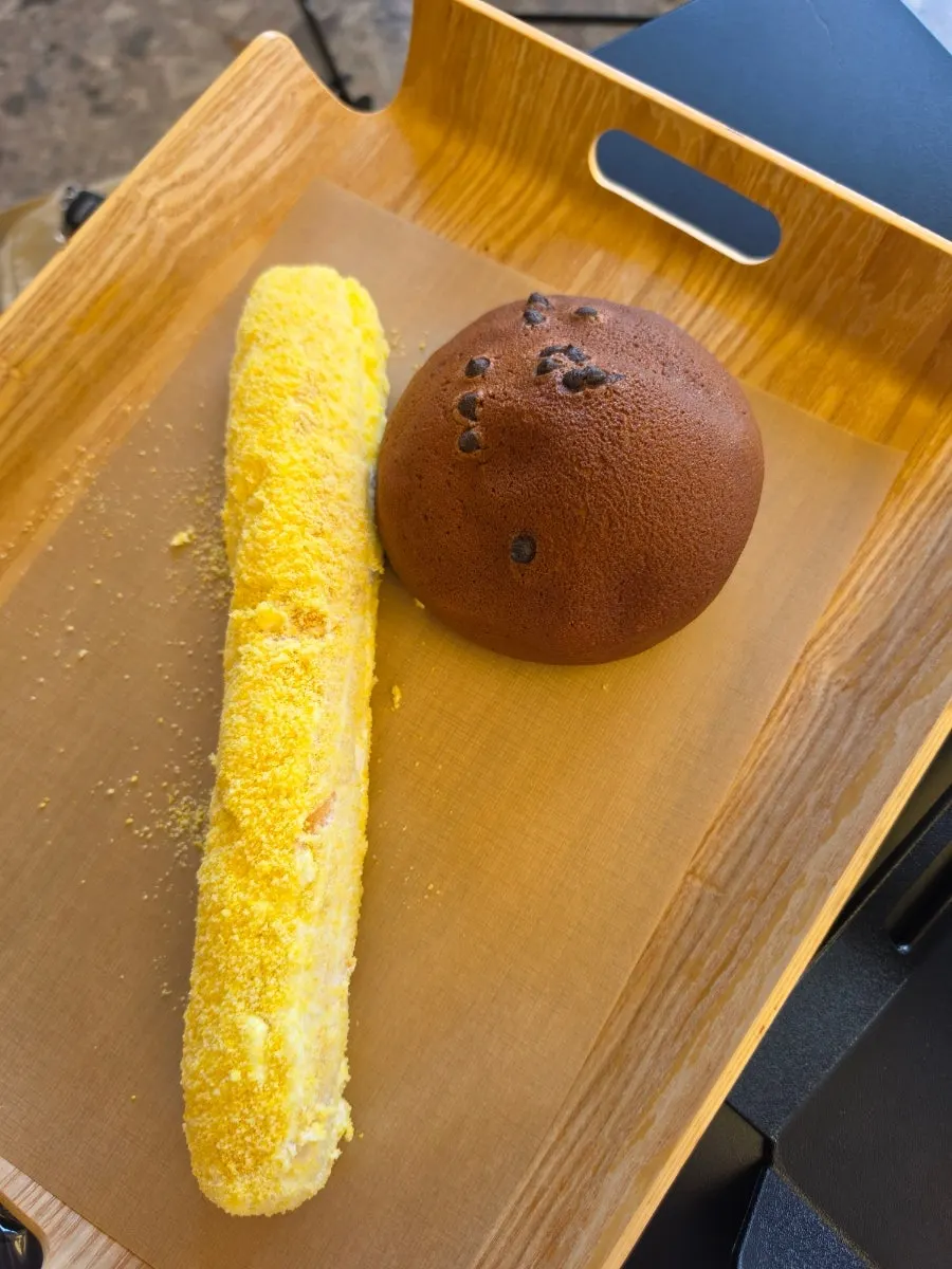 접시에 담긴 화이트롤과 모카번
