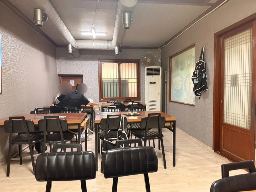 Inside Jeontong Sigol Chueotang