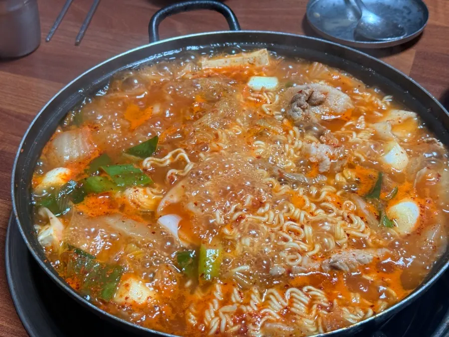 Ramen noodles with hot-plate spicy pork stir-fry