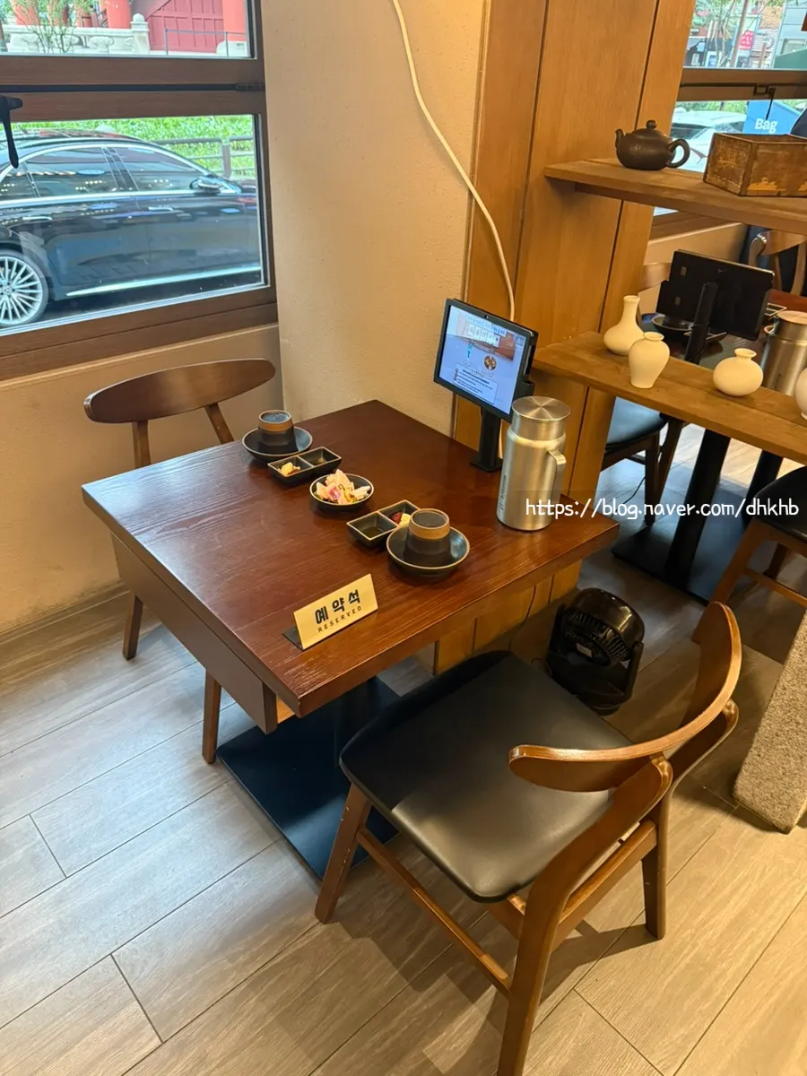 Ngoại thất Umi Hoegwan Jonggak Main Branch trong hẻm sau Bosingak