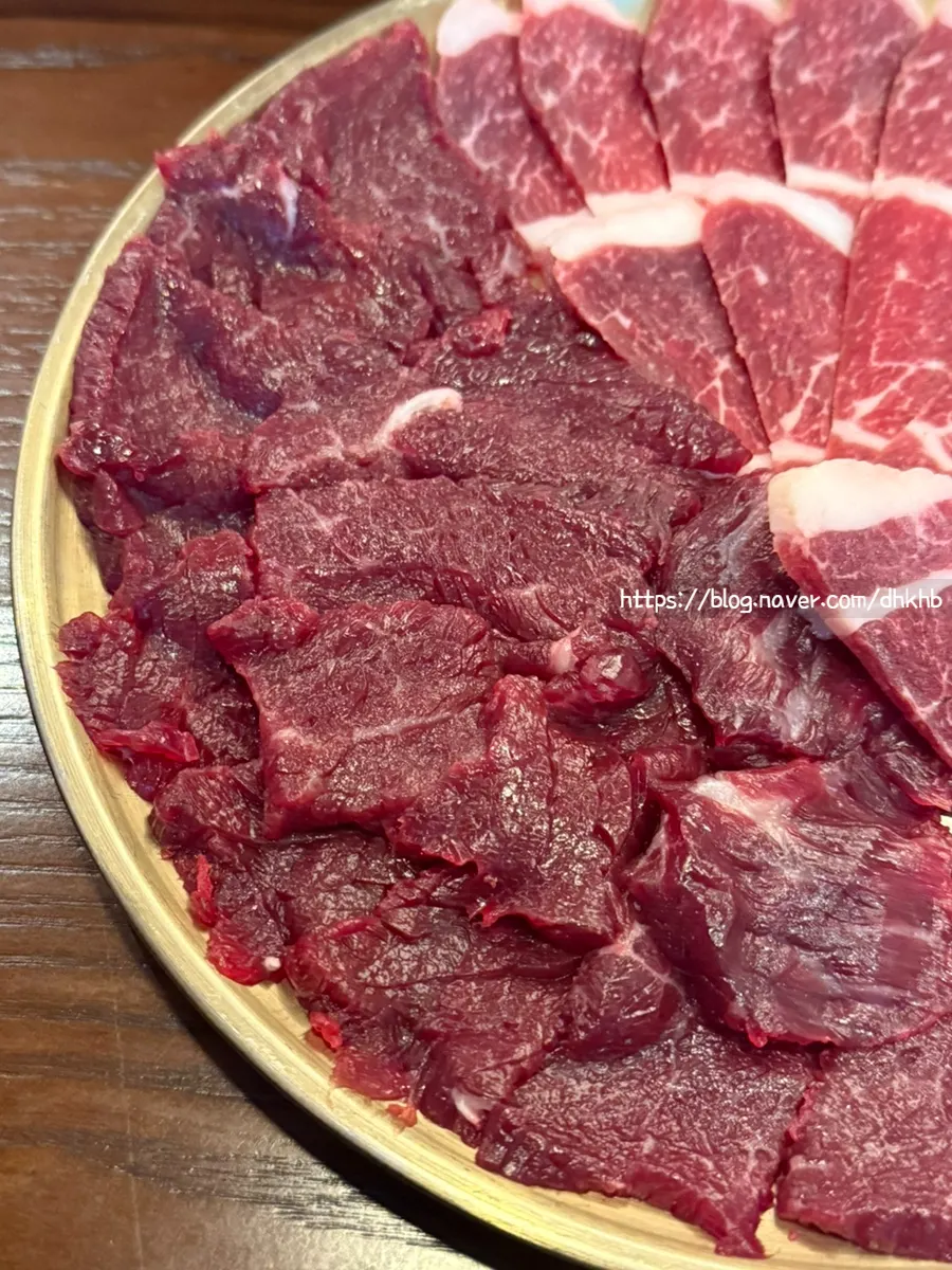 Mungtigi và chadolbagi sashimi bày chia đôi