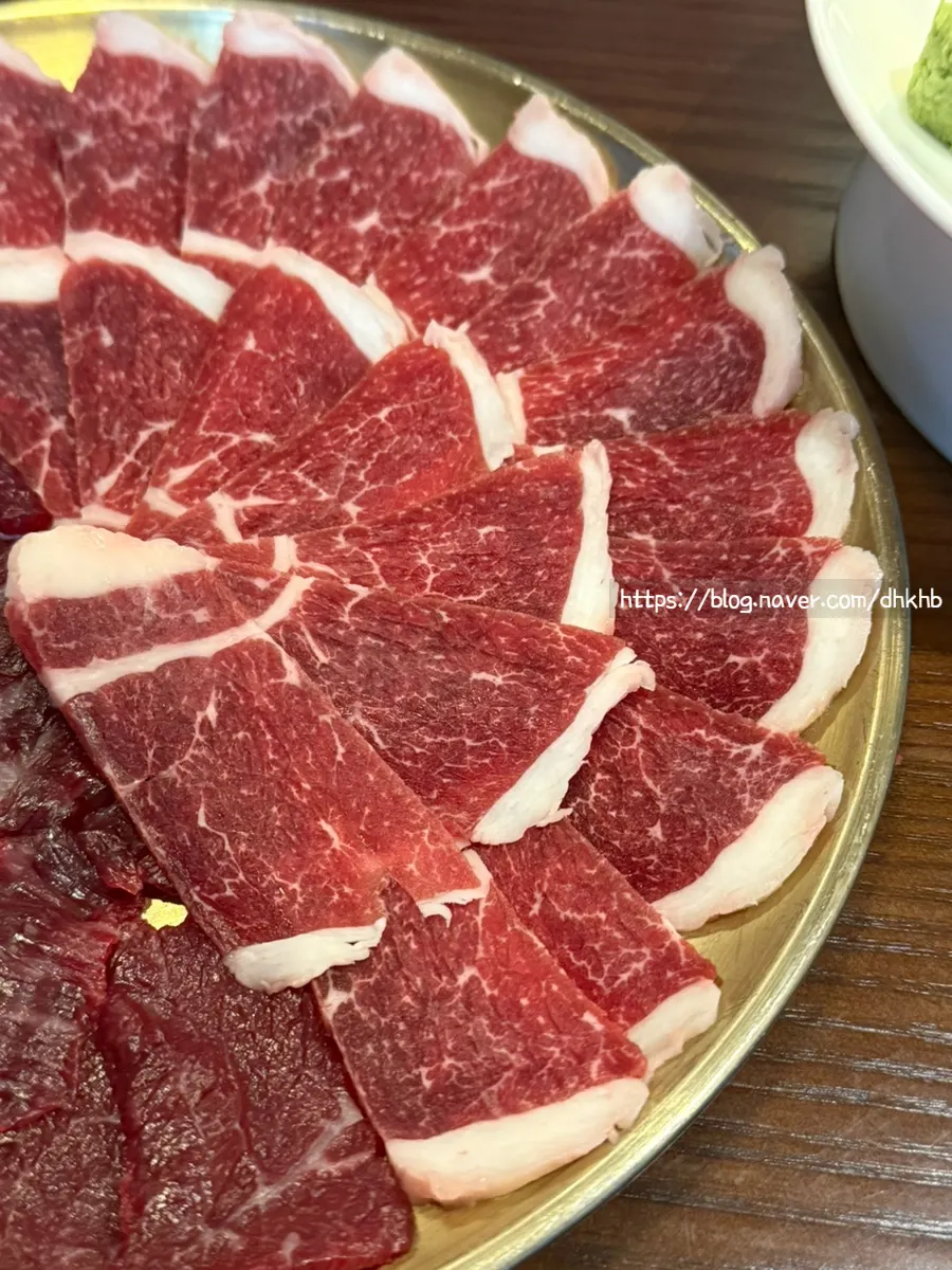 Cận cảnh đĩa thịt bò sống của Umi Hoegwan