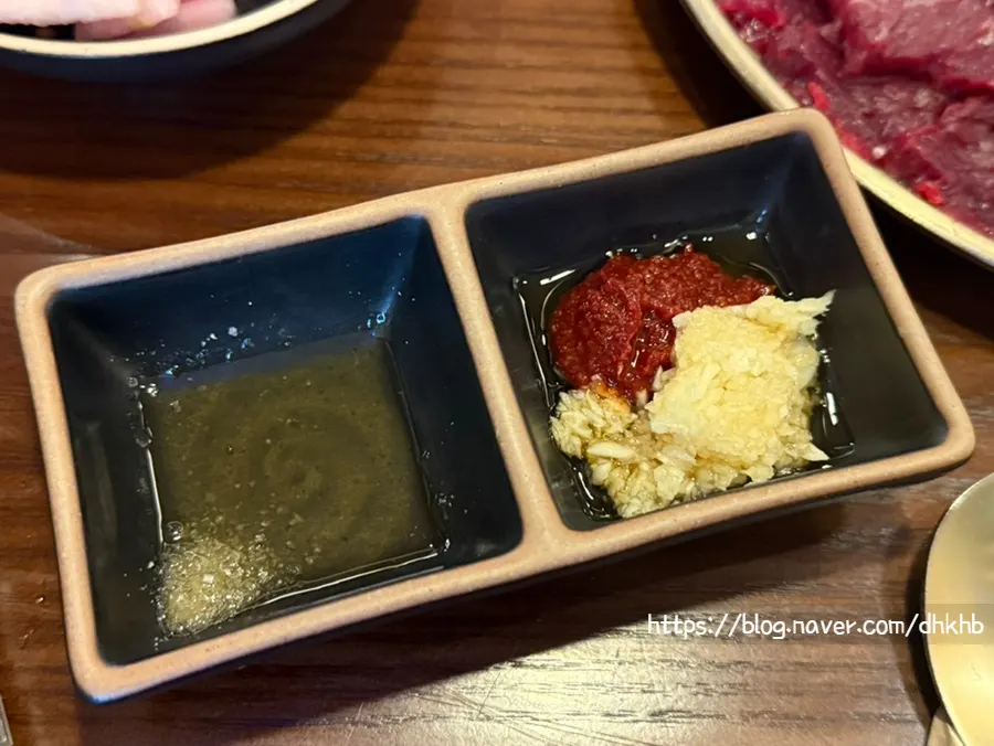 Lòng đỏ trứng, lê, mầm cải, rong biển gamtae và wasabi đi kèm