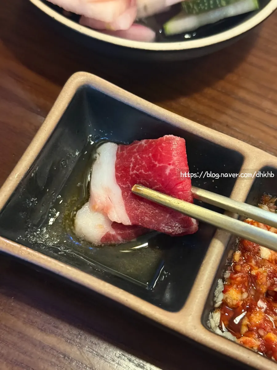 Chadolbagi sashimi chấm dầu chấm