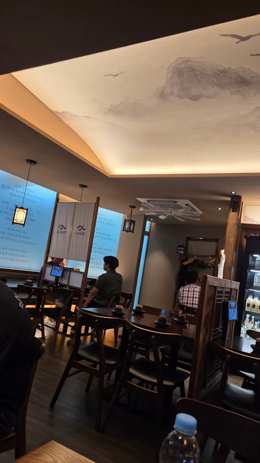 원목 테이블과 의자가 놓인 매장 내부