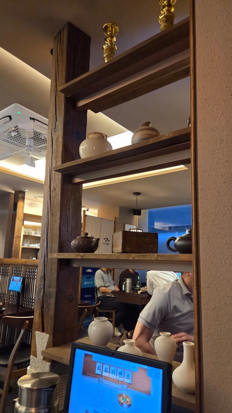 은은한 조명의 우미회관 종각본점 좌석