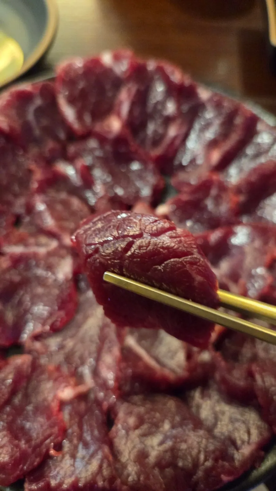 테이블에 차려진 한우 두 메뉴