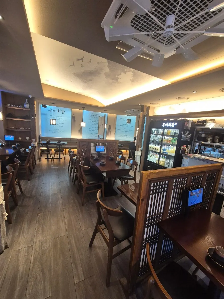전통 창호 느낌 격자 파티션이 있는 좌석