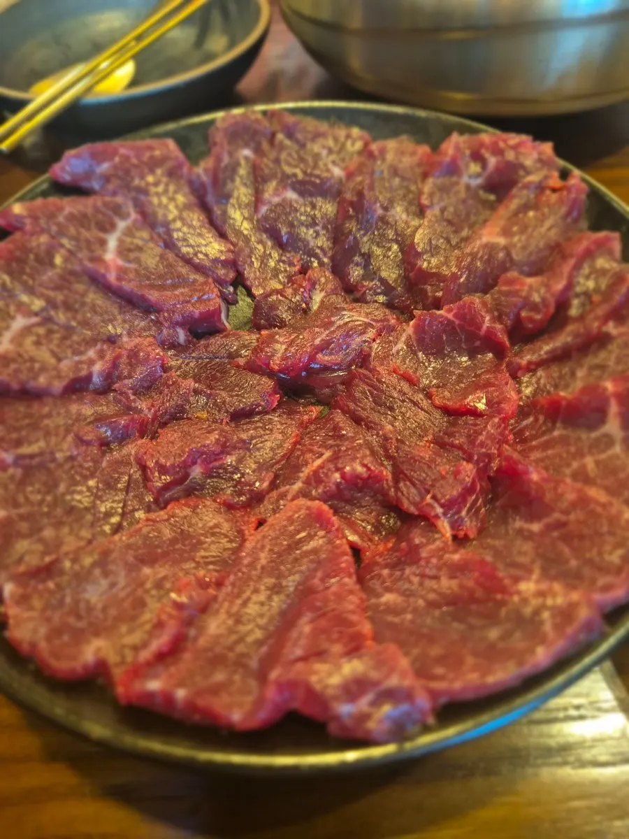 당일 도축 한우 뭉티기 한 접시