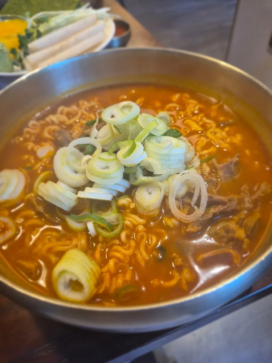 노른자를 터뜨려 비빈 육회비빔밥