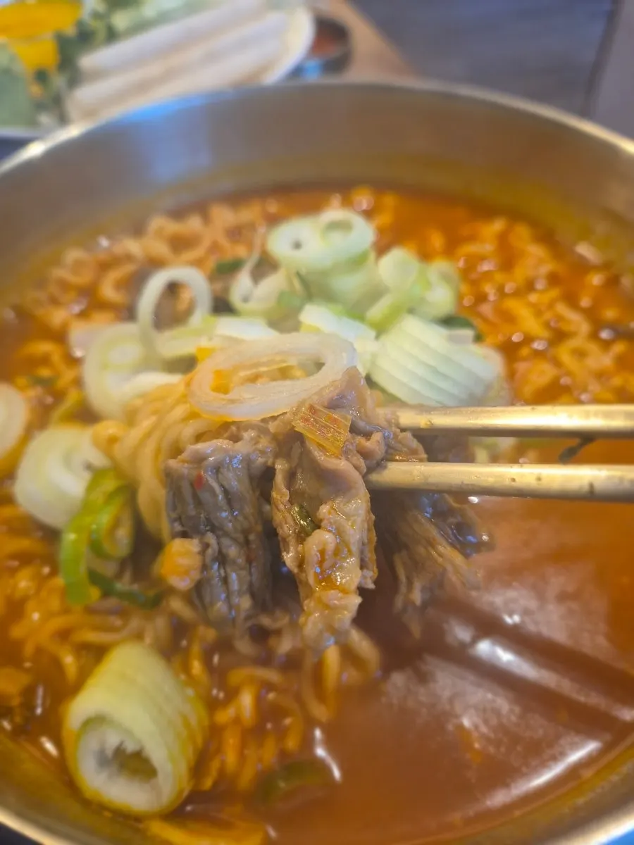 비벼낸 육회비빔밥 한 숟가락