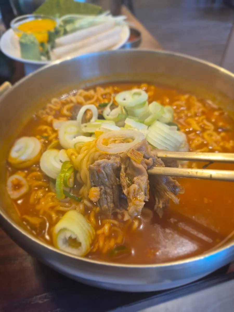 뭉티기와 육회비빔밥이 함께 놓인 상차림