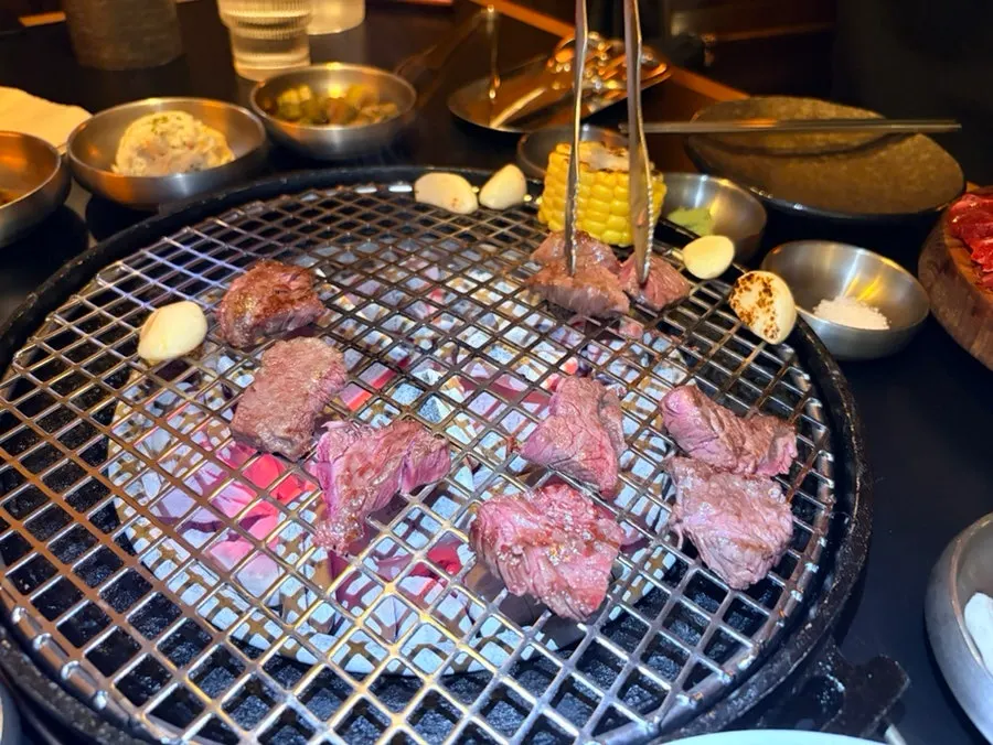 火炉で焼かれる牛肉のさまざまな部位