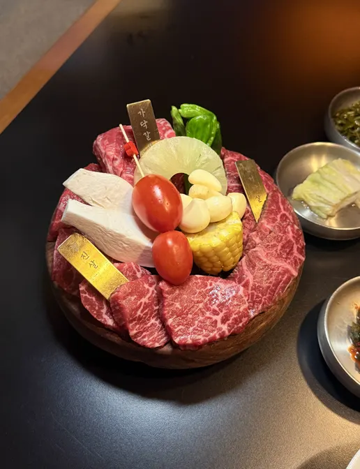 Mixed platter served with vegetables