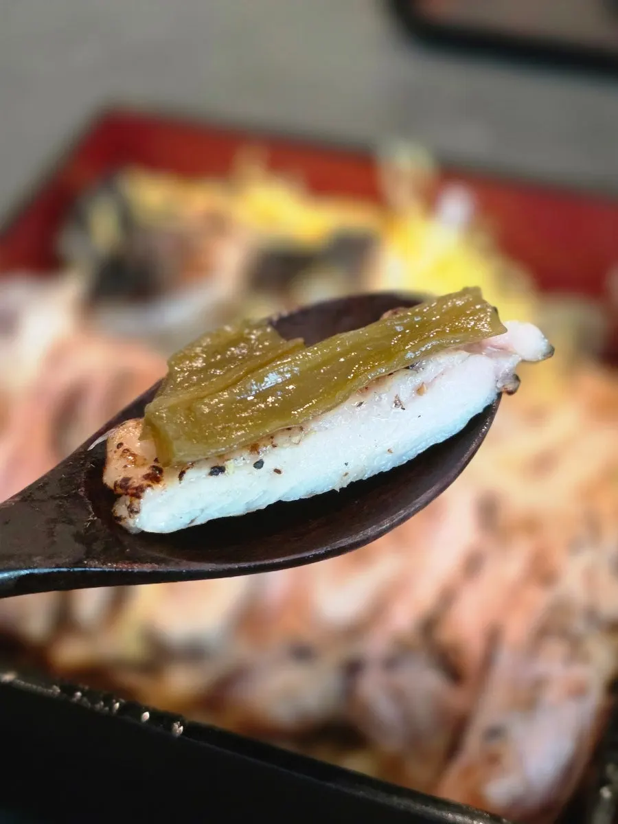 우나 마곡 덮밥과 반찬 테이블 세팅