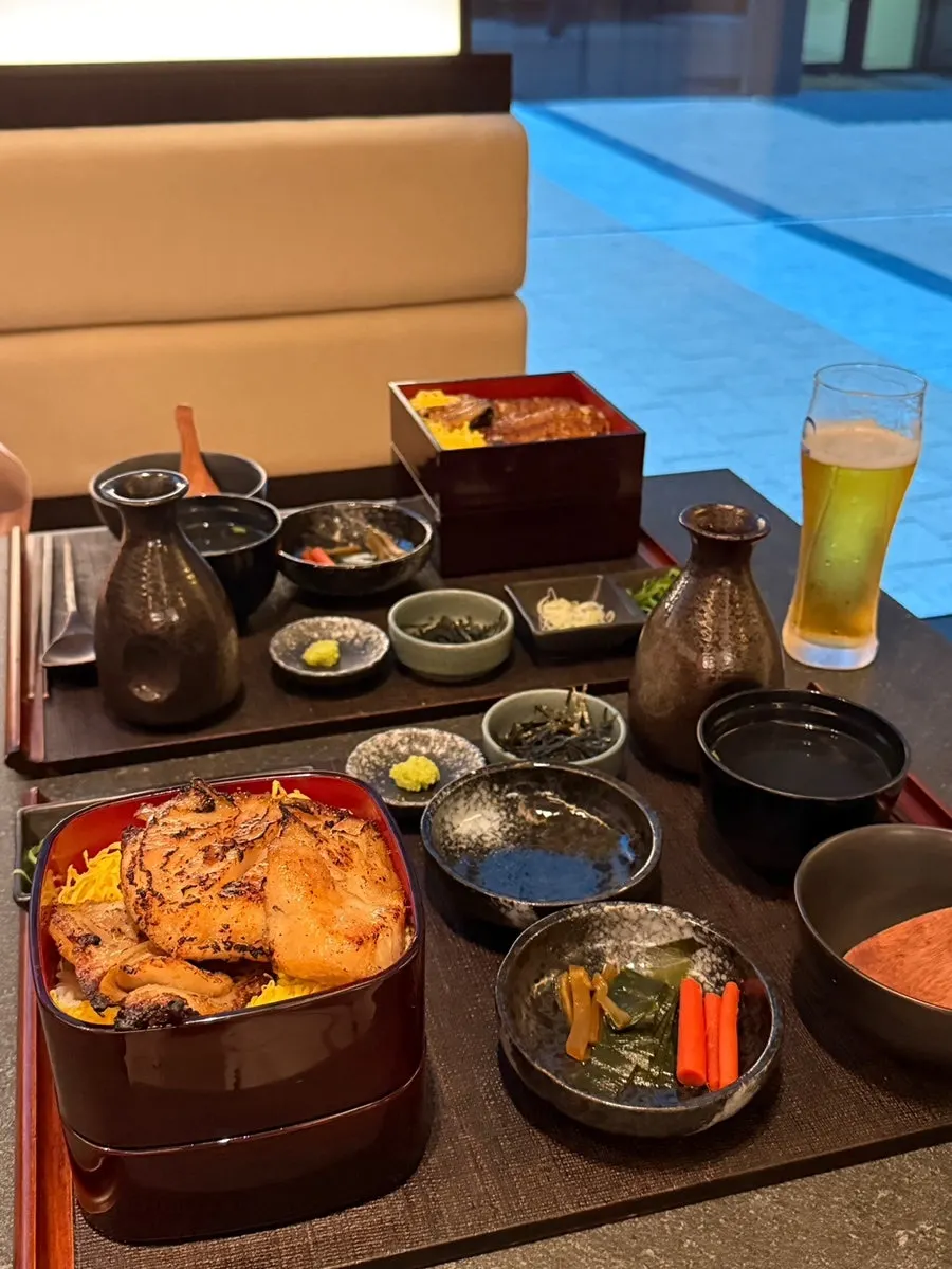 A bowl of eel rice bowl mid-meal