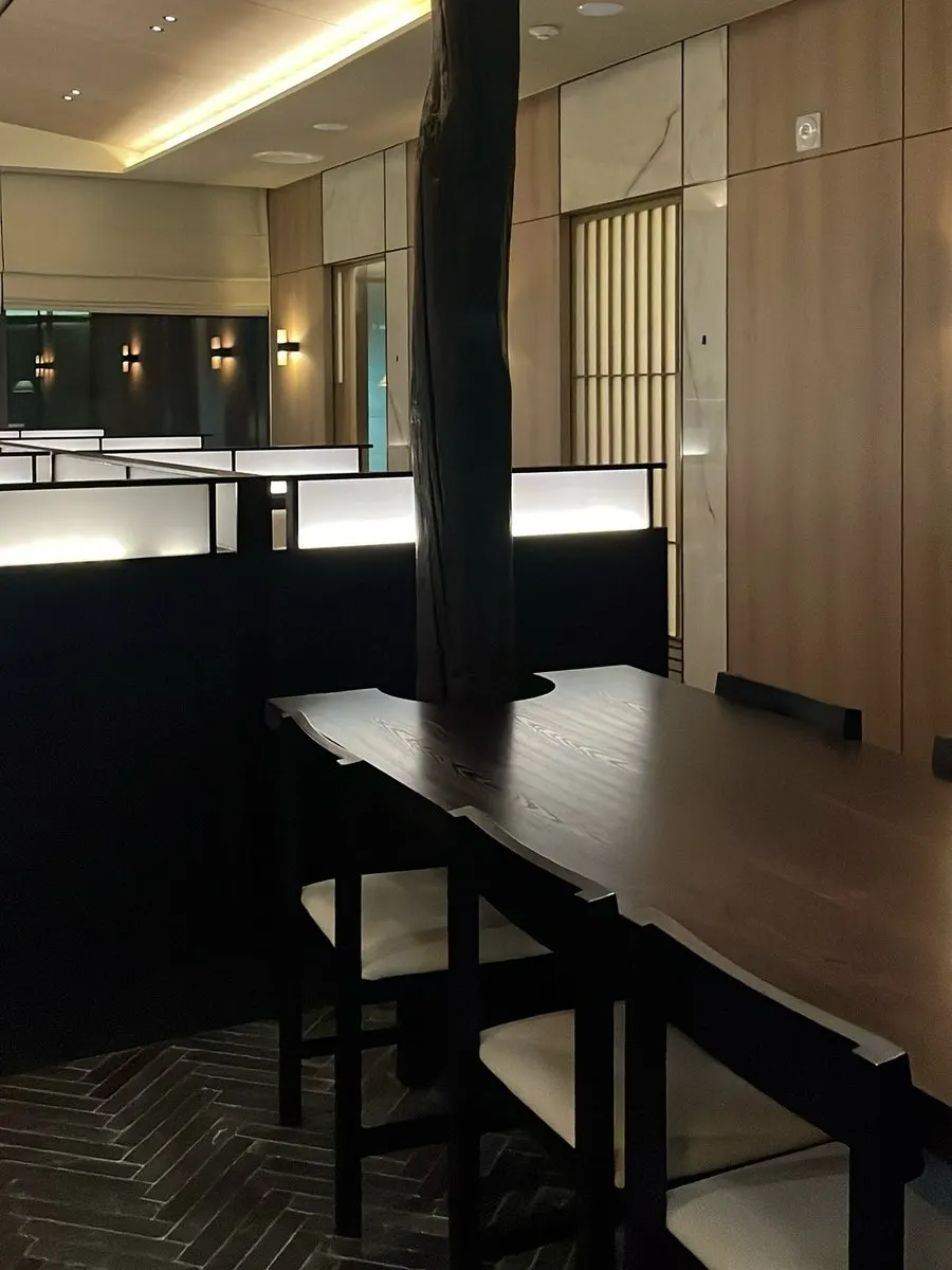 Table seating inside Una Magok