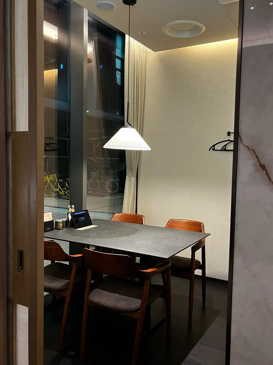 The private, quiet dining hall atmosphere at Una Magok