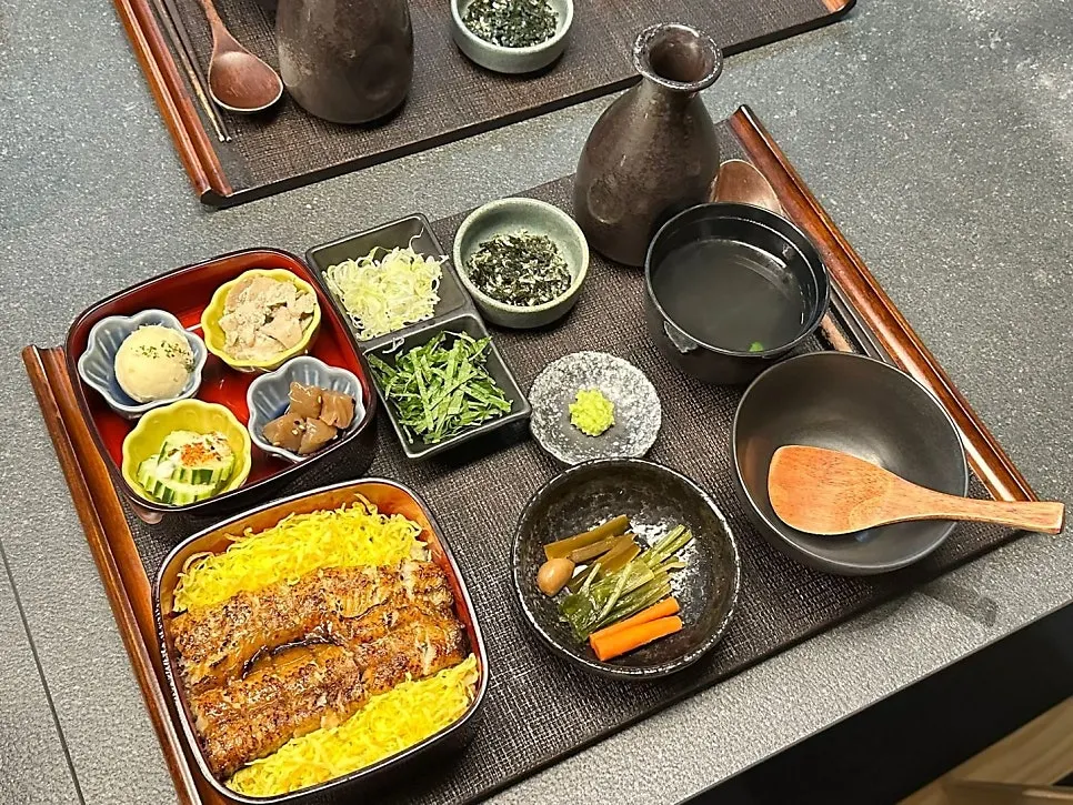 정갈하게 담긴 히츠마부시 반찬 구성