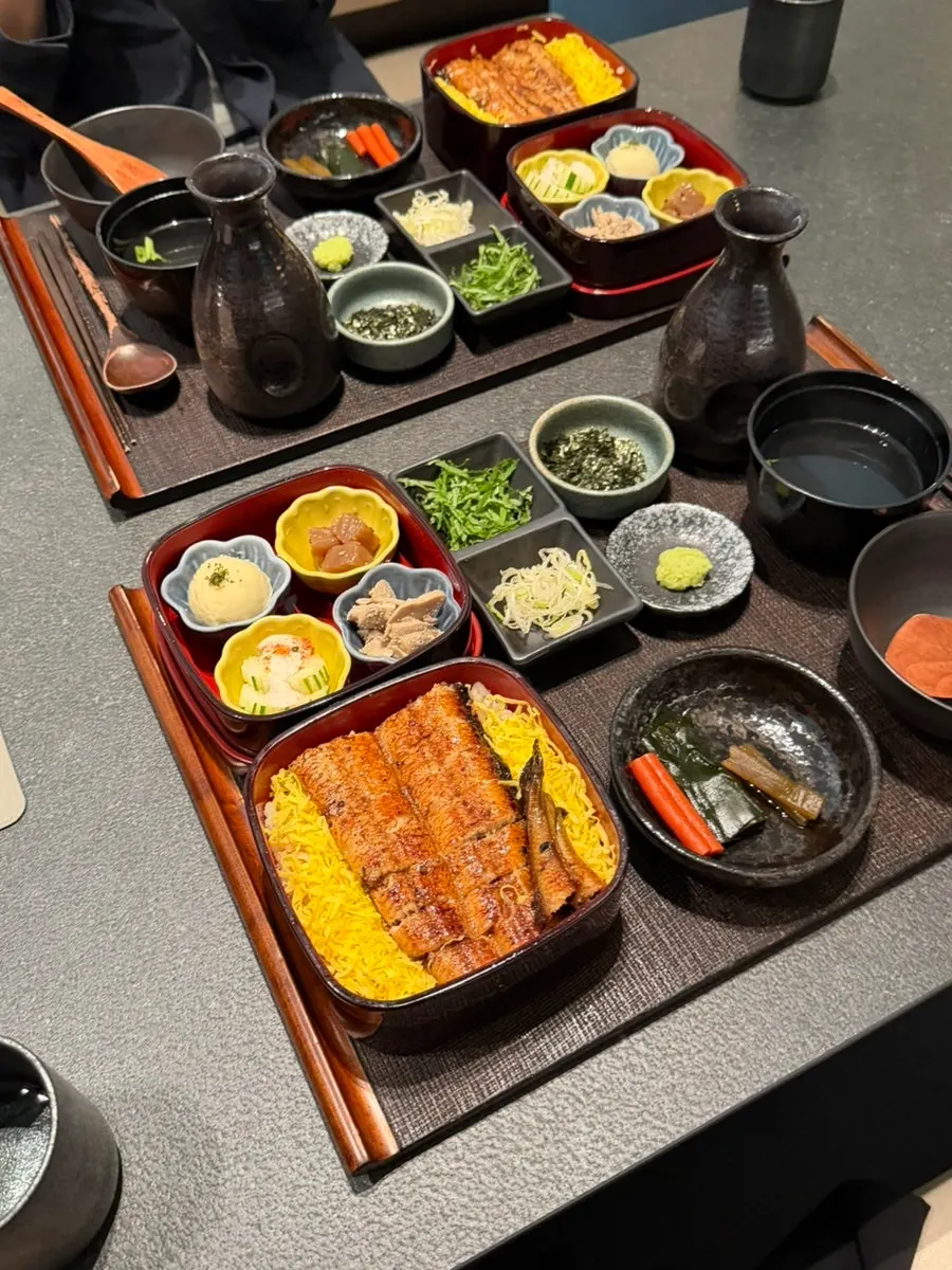 히츠마부시와 함께 나온 반찬과 토핑 구성