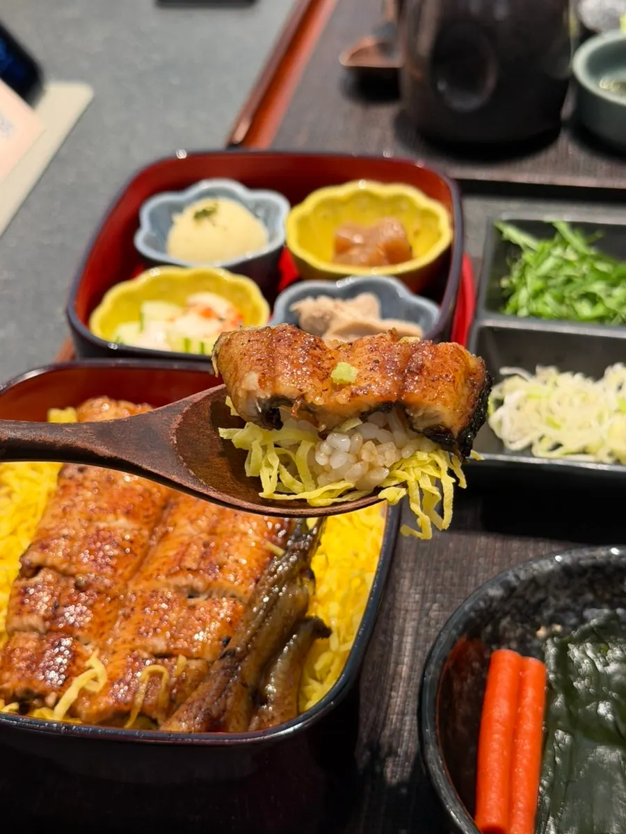 와사비를 올린 장어 구이 한 점