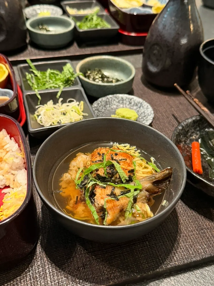 토핑을 올린 장어덮밥 한 그릇