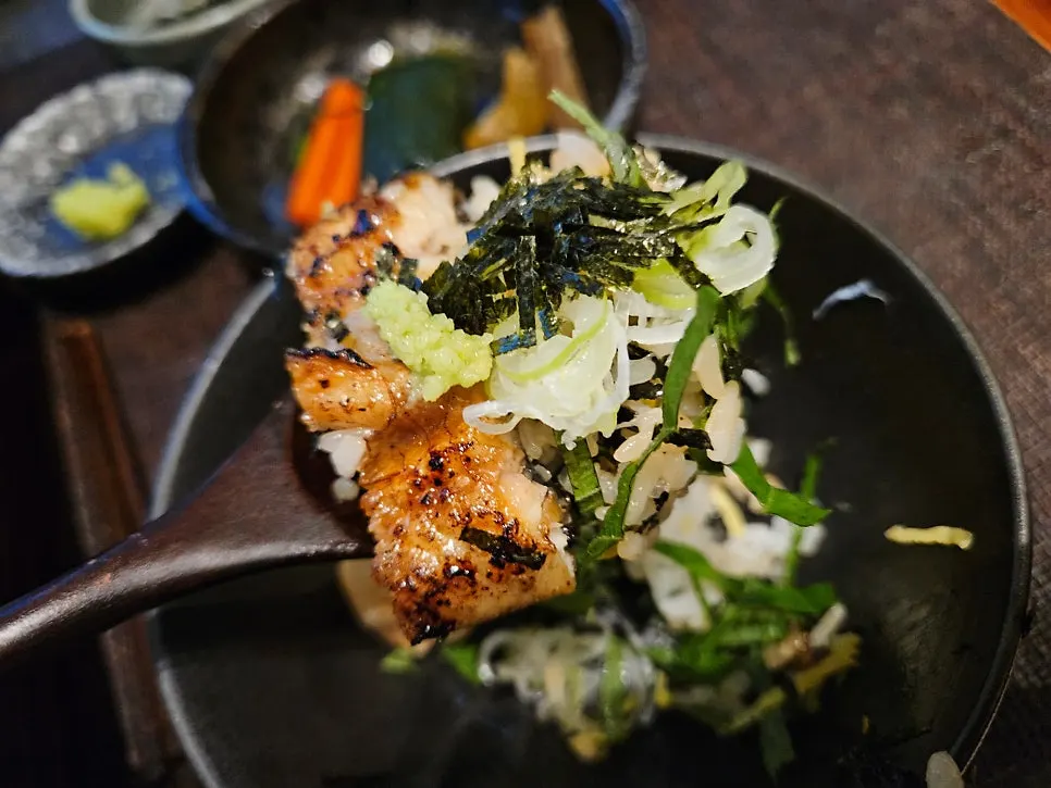 A bowl of hitsumabushi mixed with toppings