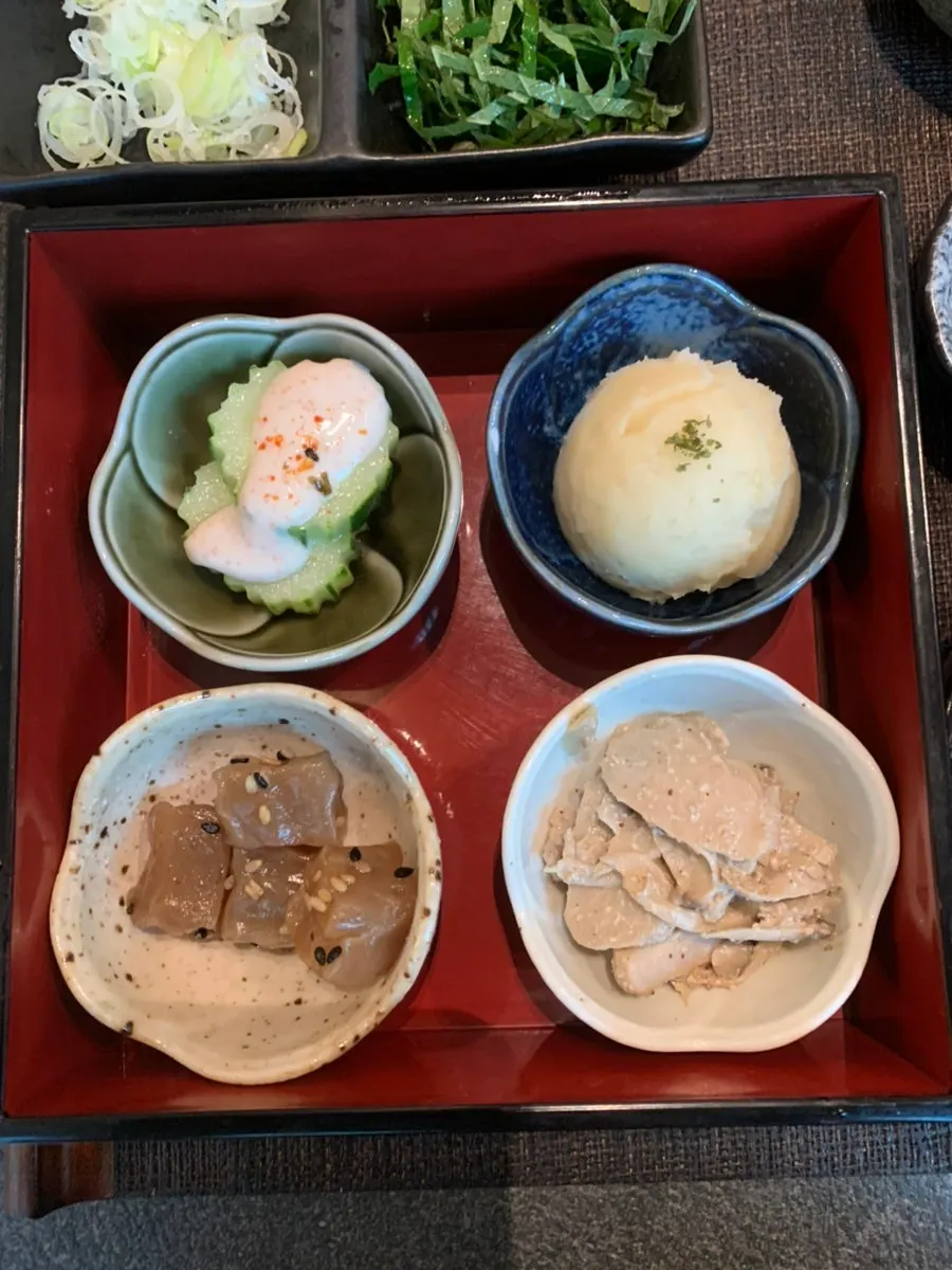 그릇 밑에 놓인 일본식 반찬