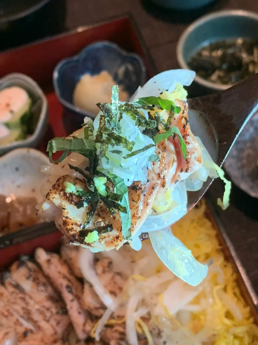 토리마부시 밥 위 닭고기와 양념