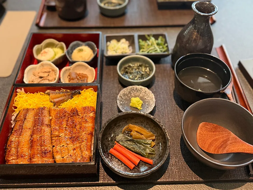 장어 한 마리가 올라간 히츠마부시 상차림