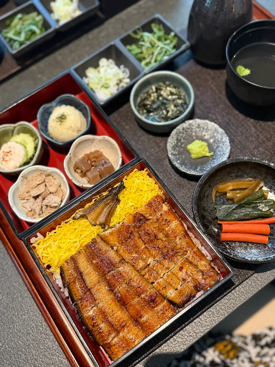 윤기 나는 장어와 따로 올린 꼬리 부분